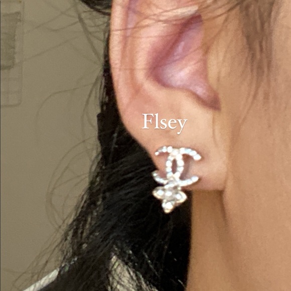 RARE CHANEL 22P dainty earrings with mini magnolia - Picture 5 of 6